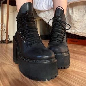 Deadstock Unif thrash boots